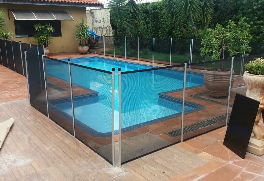 Cerca de proteção para piscina
