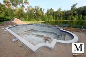 a segurança é um aspecto muito importante na construção e utilização de uma piscina. Algumas das medidas de segurança que podem ser adotadas